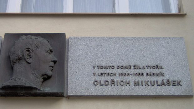 pamětní deska Oldřicha Mikuláška