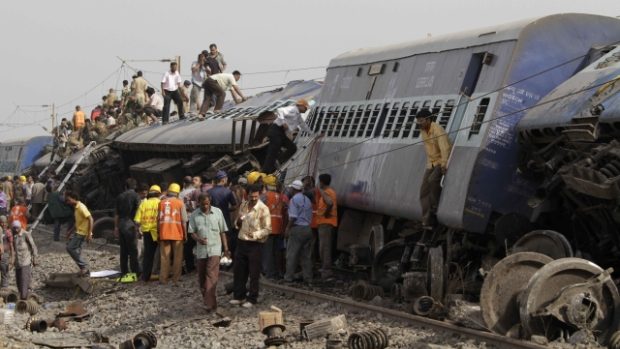 srážku vlaků v Indii nepřežily desítky lidí