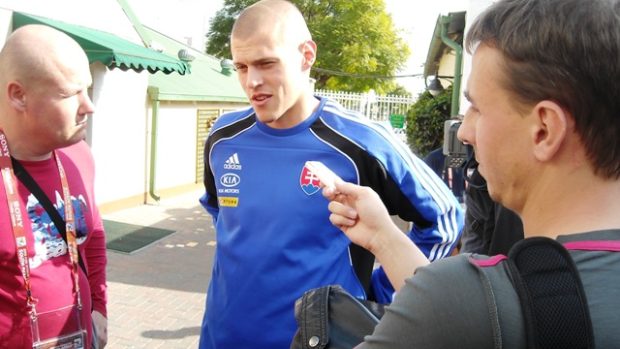 Fotbalista Martin Škrtel při rozhovoru s novináři na MS v JAR