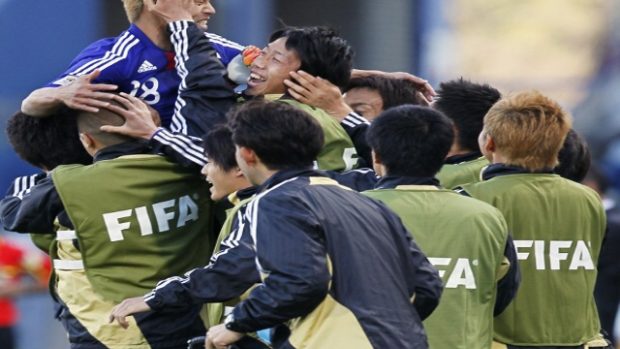 Keisuke Honda slaví gól do sítě Kamerunu