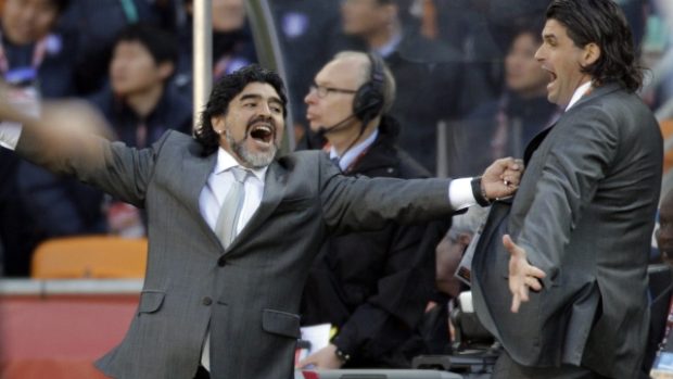 Argentinský trenér Maradona slaví jednu z branek v síti Jižní Koreji