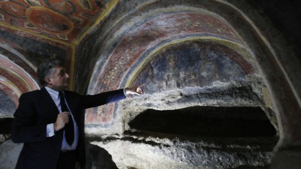 Italský archeolog Fabrizio Bisconti ukazuje na unikátní podobizny apoštolů v římských katakombách