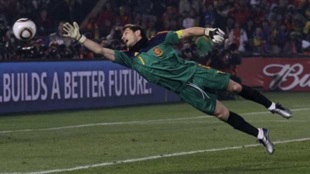 Španělský brankář Casillas při jednom ze zásahu v utkání proti Chile