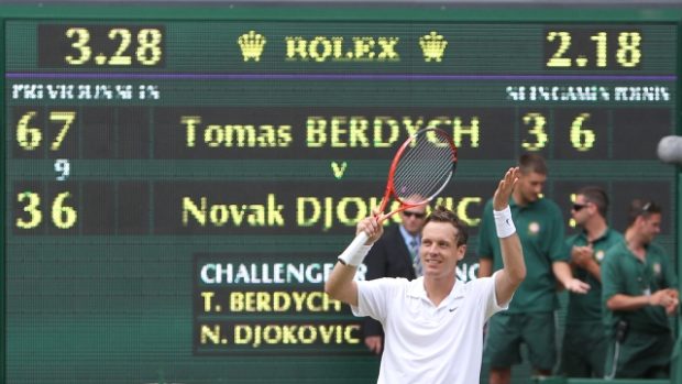 Tomáš Berdych zdraví diváky po vítězství v semifinále Wimbledonu