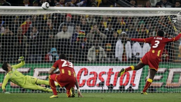 Ghanský fotbalista Asamoah Gyan (číslo 3) nedal v poslední minutě prodloužení pokutový kop