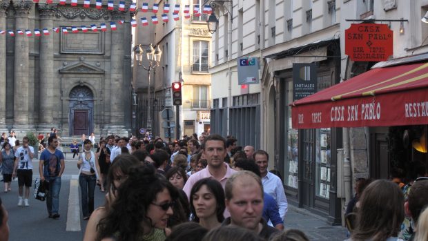 Francie slaví státní svátek. Lidé čekají ve frontě na hasičský bál v pařížské čtvrti Marais