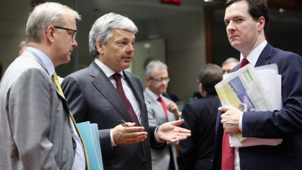 Ministři financí EU - Didier Reynders, Olli Rehn, George Osborne