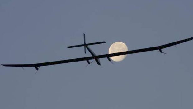 Letadlo Solar Impulse letělo na energii získanou ze slunce celý den a celou noc.