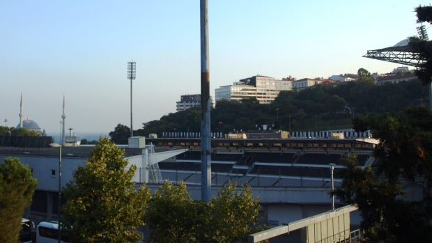 Inönü-stadion Besiktase v ďolíčku u Bosporu