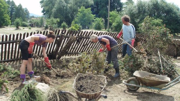 Dobrovolníci odklízejí škody po povodních (ilustr. obr.)