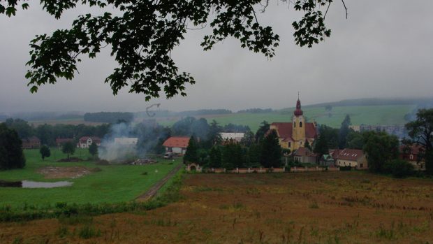 Pohled na raspenavský kostel a okolí.jpg