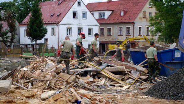 armáda pomáhá při odstraňování povodňových škod