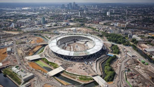 Rozestavěný olympijský stadión na pozadí Londýna