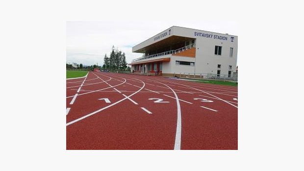 Nová běžecká dráha na Svitavském stadionu Míru