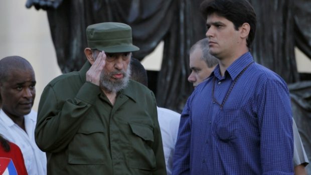 Fidel Castro ve vojenské uniformě vystoupil s projevem ke studentům