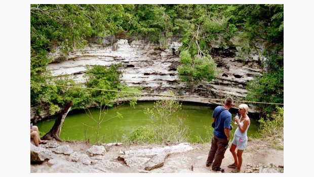 Cenote v Chichen Itzá, známý jako Studna smrti, kam staří Mayové vhazovali obětiny