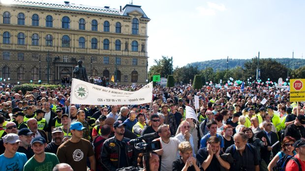 Hromadná demonstrace odborářů v Praze