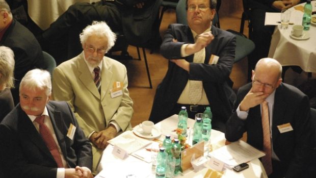 zleva místopředseda ČSSD Milan Urban, exministr Valtr Komárek, ekonomický expert ČSSD Jan Mládek a úřadující předseda ČSSD Bohuslav Sobotka