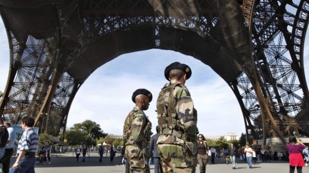Armáda hlídkuje u Eiffelovy věže