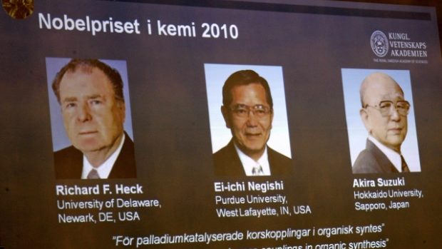 Laureáti Nobelovy ceny za chemii 2010 Richard Heck, Ei-ichi Negishi a Akira Sužuji