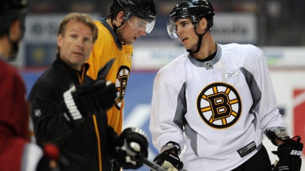 David Krejčí (vpravo) hovoří se spoluhráči na tréninku Bostonu Bruins