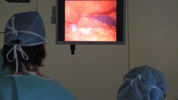 Příbramská nemocnice - lékaři sledují operaci na monitoru