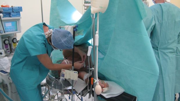 Příprava pacienta na operaci v nemocnici v Příbrami