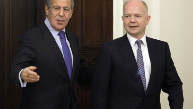 Ruský ministr zahraničí Sergej Lavrova jeho protějšek William Hague na jednání v Moskvě