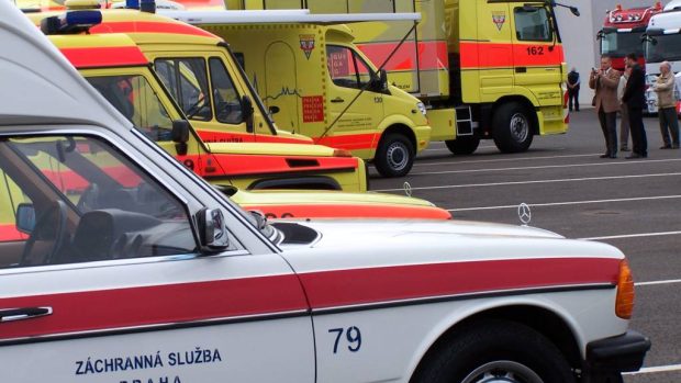 Flotila vozidel Mercedes pražské záchranné služby, v pozadí nový kamion používaný při hromadných haváriích.