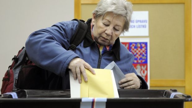 volička rozhoduje u voleb v Liberci