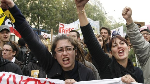 Francie. Demonstrace proti důchodové reformě.