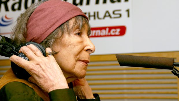 Hana Hegerová ve studiu Radiožurnálu