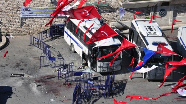 Sebevražedný atentátník v centru Istanbulu zranil nejméně 22 lidí