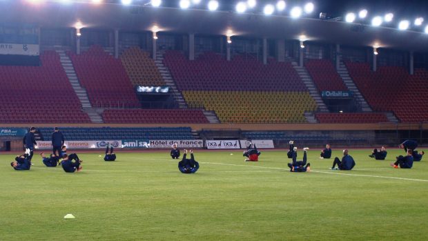 Fotbalisté Sparty si zkoušejí trávník stadionu v Lausanne