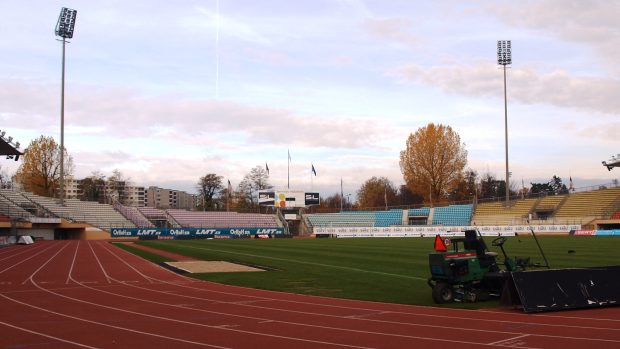 Stadion v Lausanne vyhovuje spíš atletům než fotbalistům