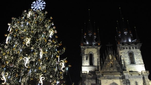 Vánoční strom byl rozsvícen v sobotu večer na pražském Staroměstském náměstí..jpg