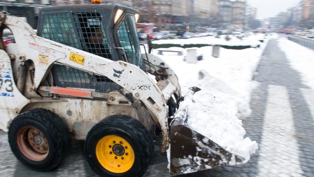 Odklízení sněhu v pražských ulicích