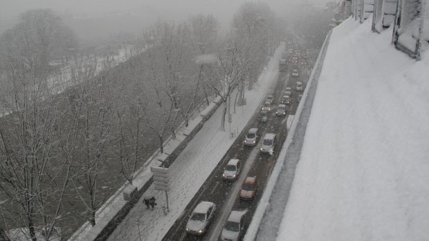 Husté sněžení paralyzovalo dopravu v Paříži
