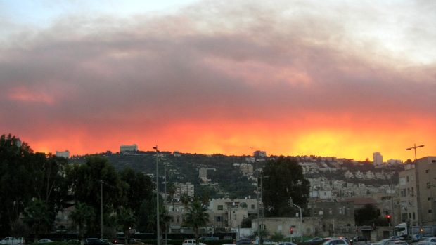 Oblak kouře z ničivého požáru, který zasáhl sever Izraele nedaleko Haify