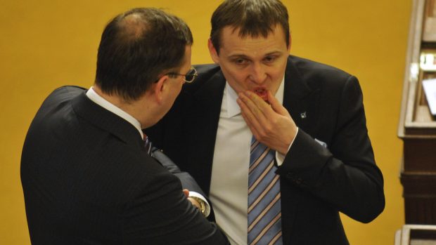 Sněmovnu rozděluje skandál na ministerstvu životního prostředí. Na snímku ministr dopravy Vít Bárta a premiér Petr Nečas (zády).
