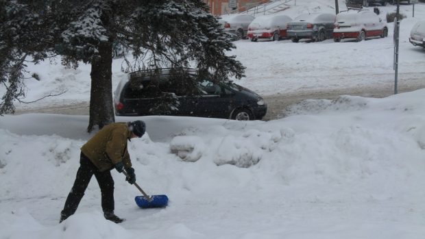 Zima - ruční úklid sněhu Nový Knín