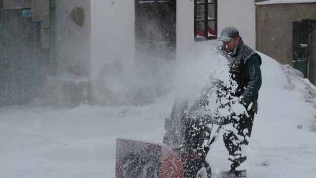 Zima - úklid sněhu v Novém Kníně