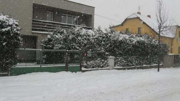 Zima a sníh v Úvalech - neodházený chodník
