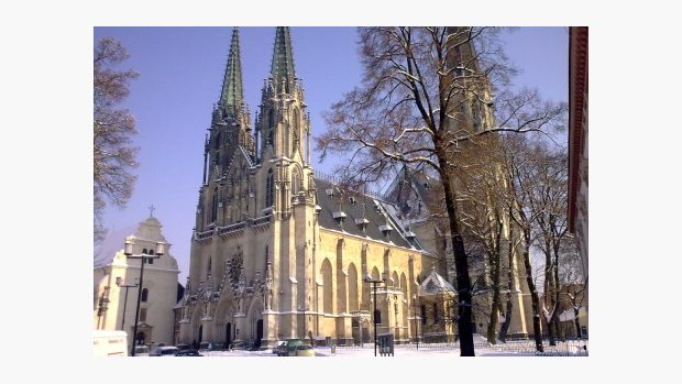 Katedrála svatého Václava v Olomouci stojí v areálu původního hradiště moravských knížat