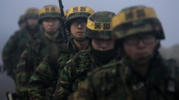 Jihokorejští vojáci hlídkují na ostrově Jonpjong