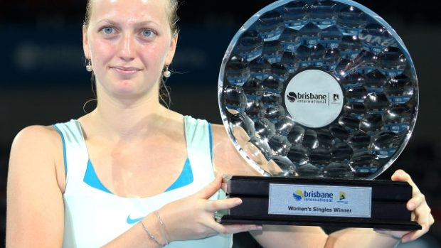 Tenistka Petra Kvitová s trofejí pro vítězku turnaje v Brisbane