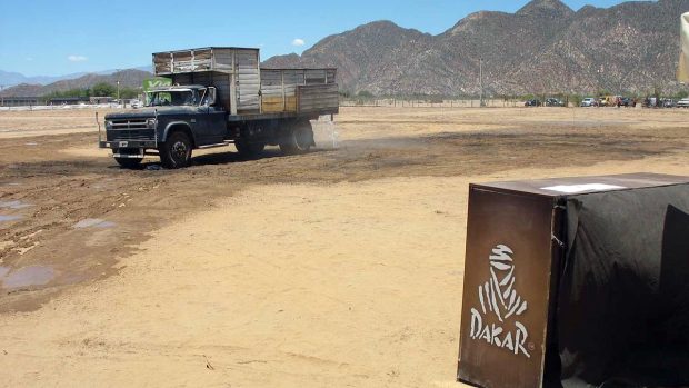 Příprava bivaku v Chilecitu zkrápěním vyprahlé země vodou