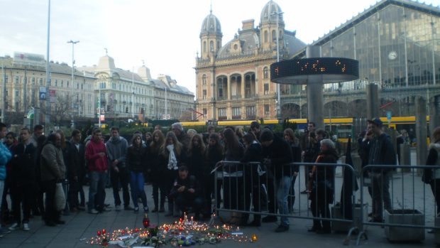 Na místě budapešťské tragédie se scházejí stovky mladých lidí