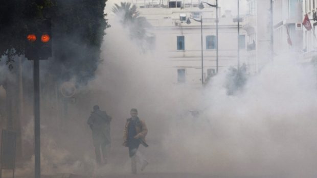 Ani nová vláda nedokázala utišit protesty v Tunisku