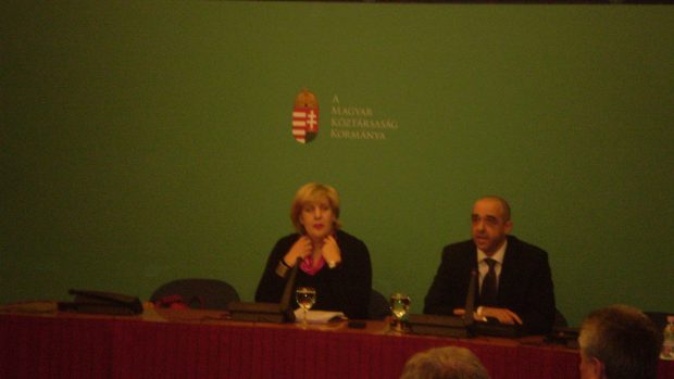 Dunja Mijatovičová a Zoltán Kovács na tiskové konferenci v Budapešti